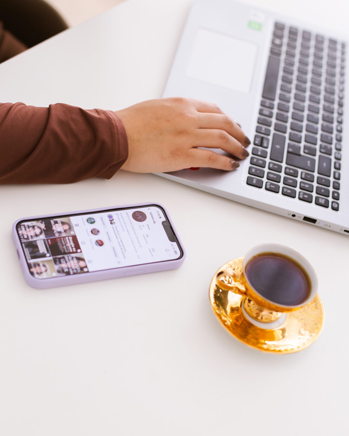 Gestão de Google Ads para clínica odontológica acompanhada no notebook, com celular e café na mesa